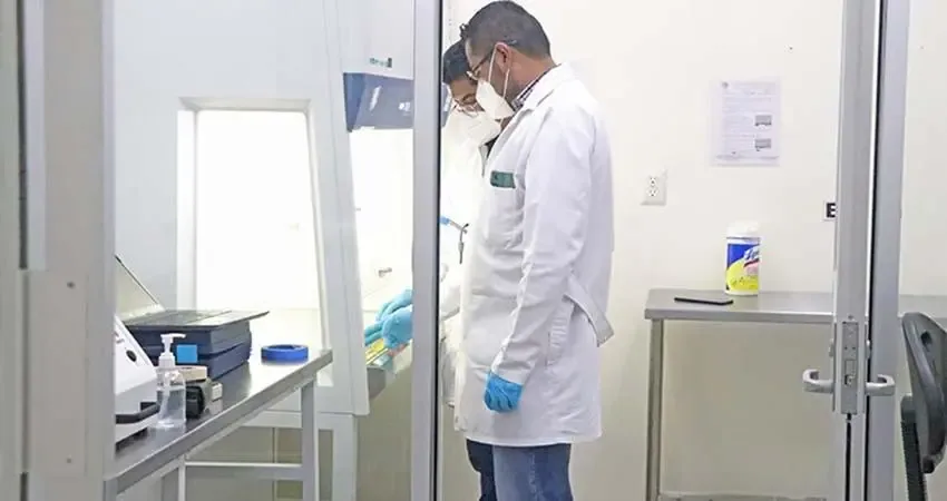 El Laboratorio Estatal de Salud Pública en Baja California Sur analizando muestras clave.