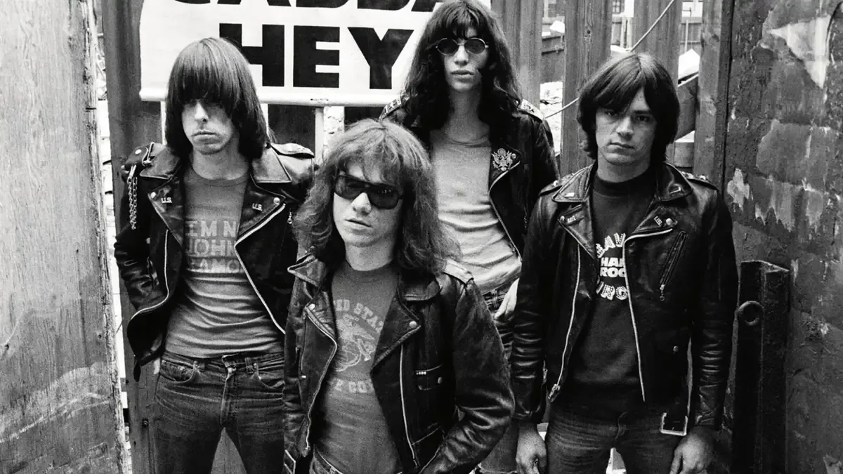 El álbum homónimo de los Ramones marca un hito en la música punk y su influencia perdura en bandas contemporáneas.