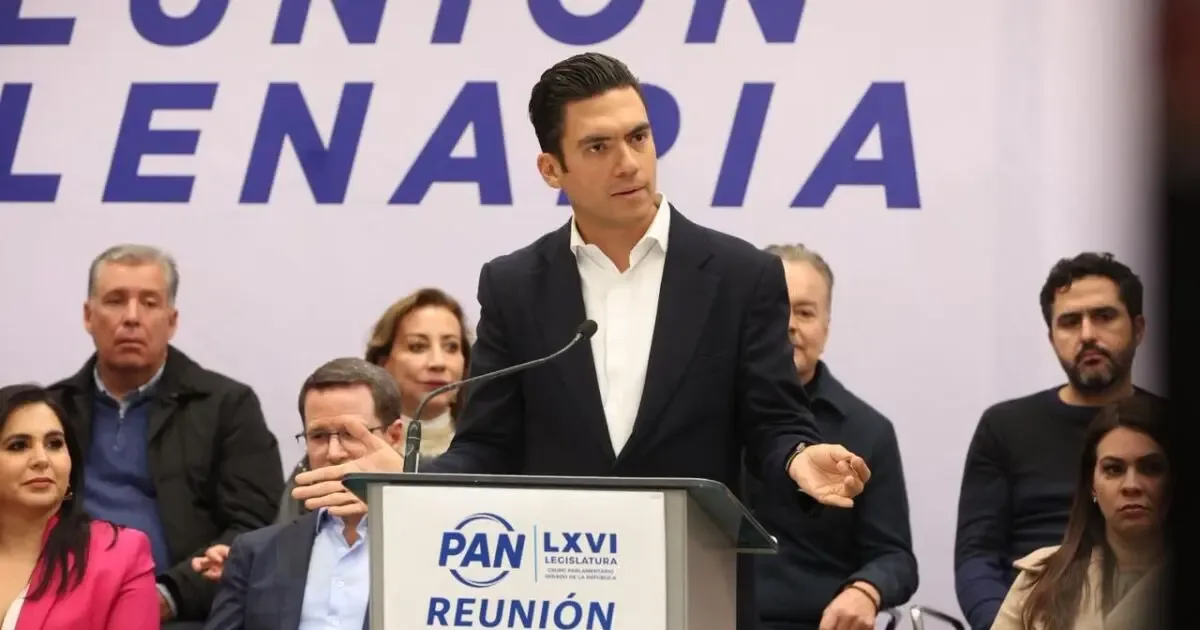 El líder del PAN habla sobre la reforma electoral en conferencia de prensa.