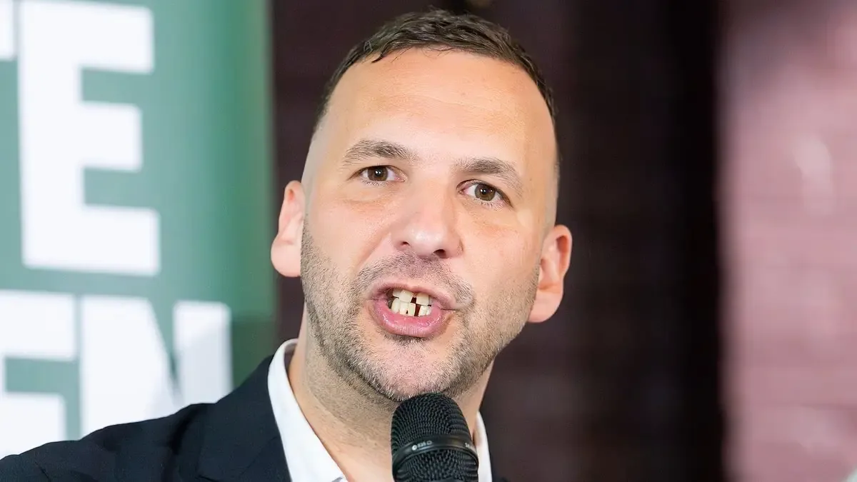 El líder verde debate sobre la exclusión de quienes se identifican con la derecha.