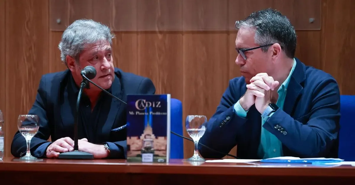 El libro explora vivencias y reflexiones sobre Cádiz y su cultura.