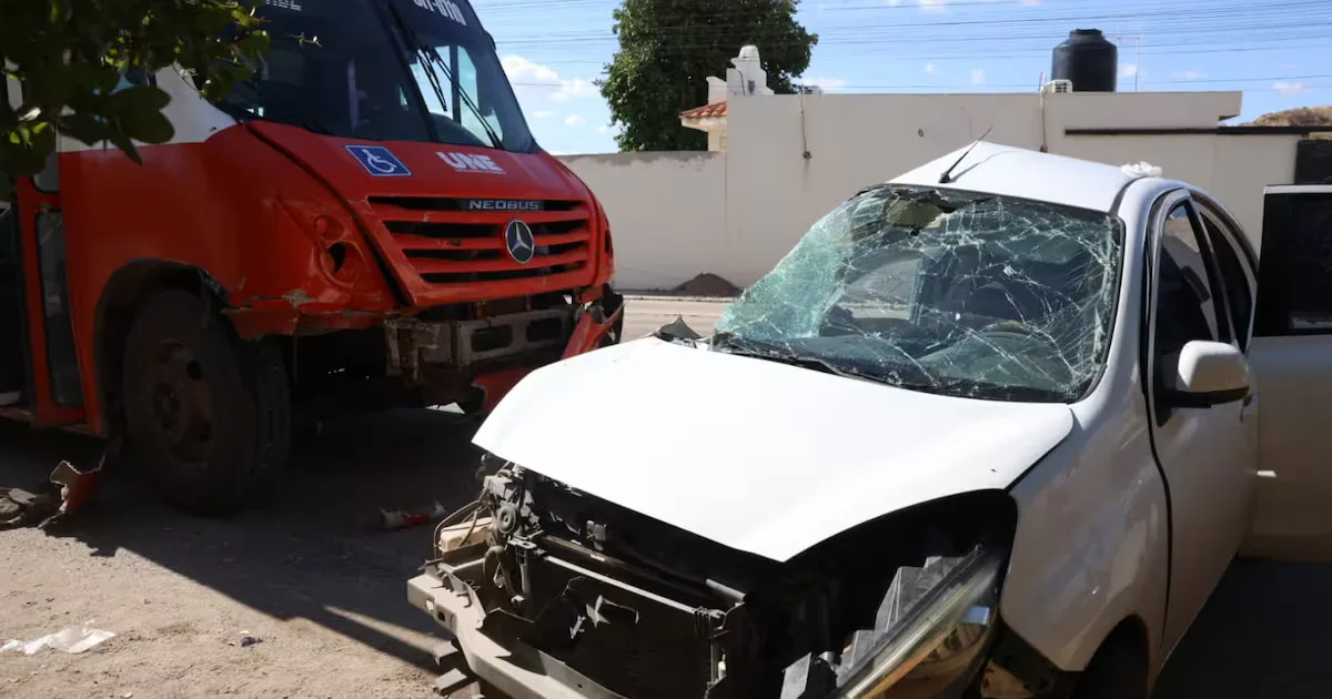 El lugar del accidente en la colonia Los Ángeles, Hermosillo, donde chocó un sedán con un camión.