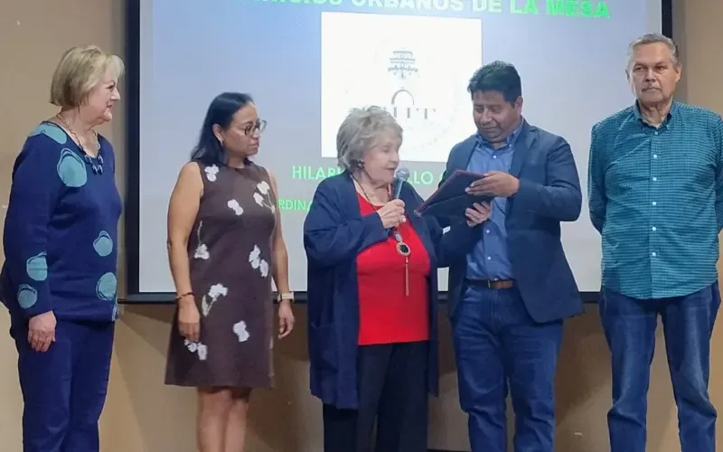 El maestro Hilario Castillo durante su conferencia sobre urbanización en Tijuana.