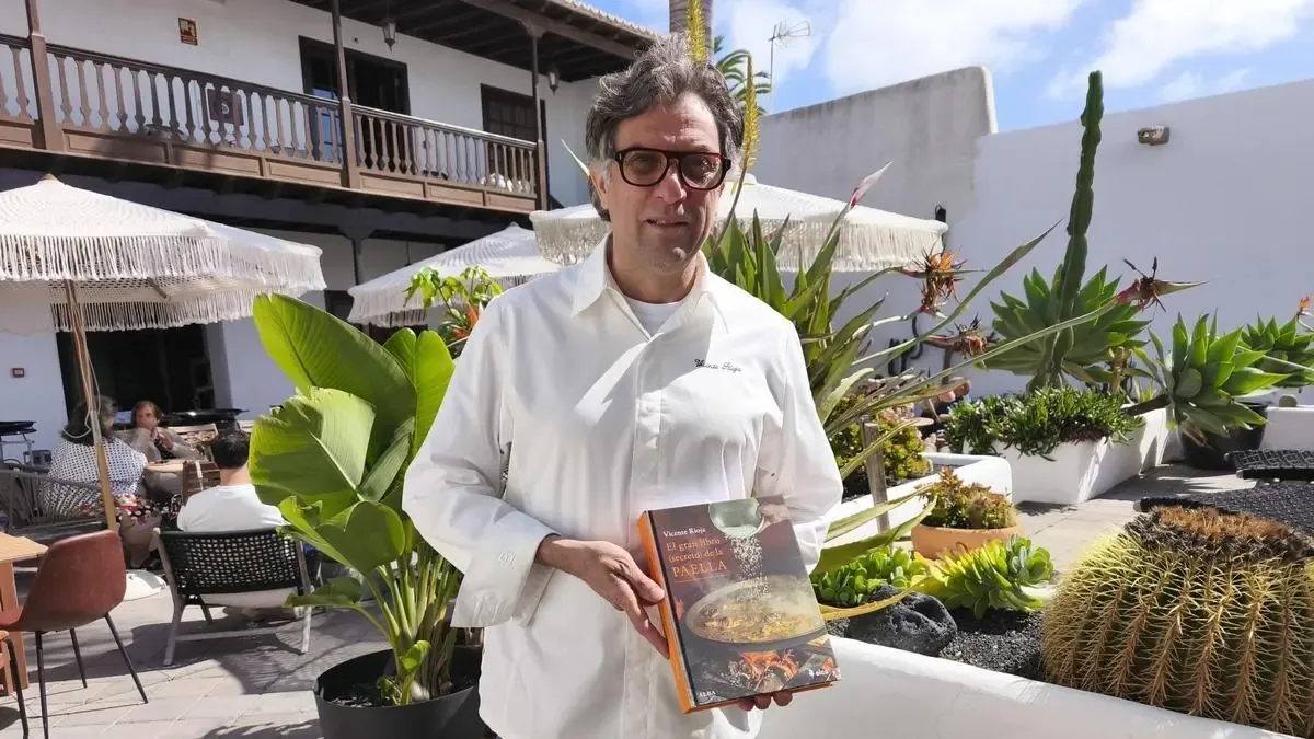 El maestro paellero desvela su arte en un evento culinario en Lanzarote.