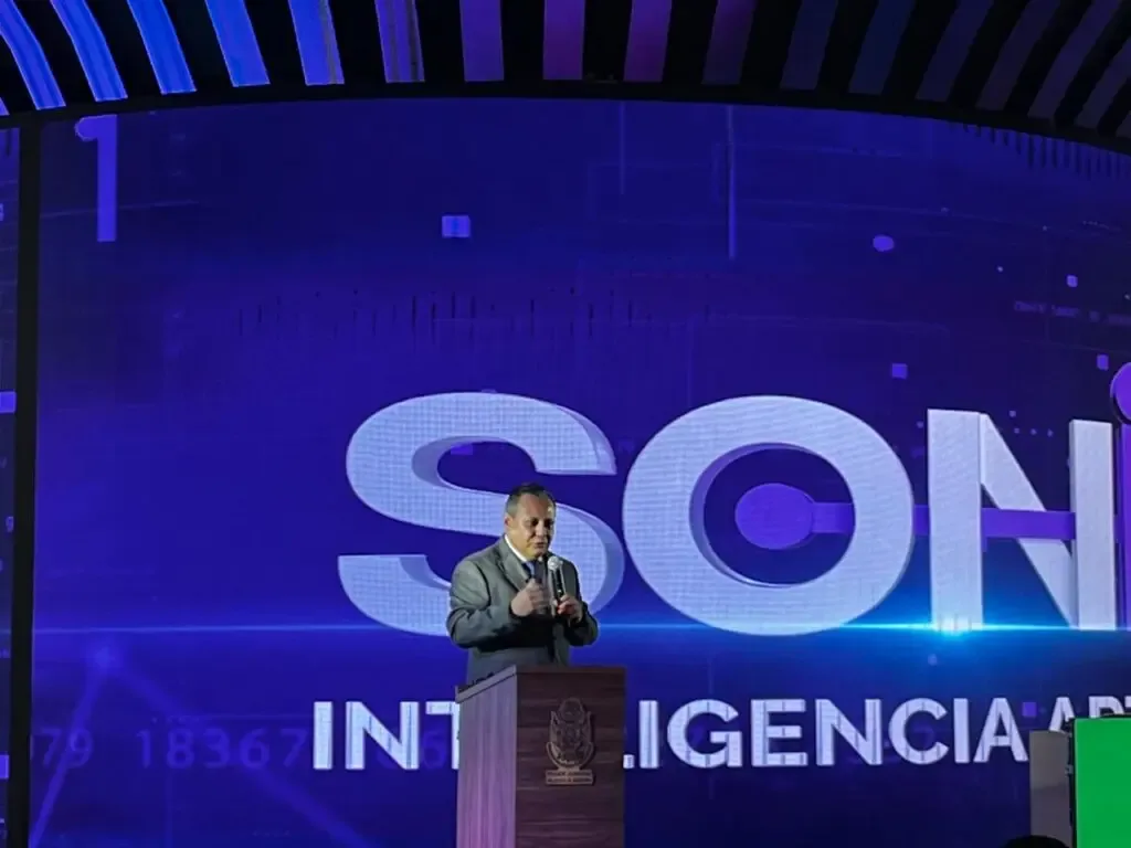 "El magistrado Braulio Guerra presentando el software Sonia en Querétaro."