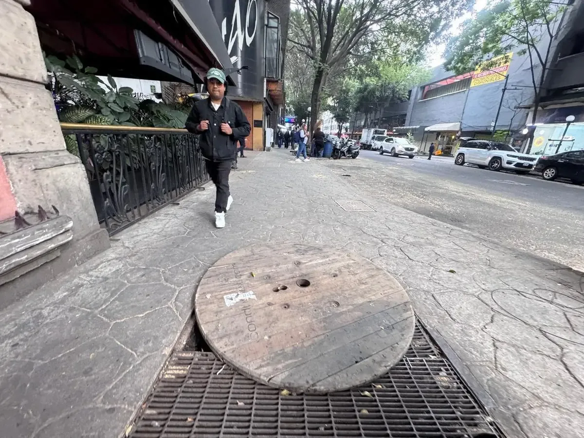 El mal estado de coladeras y registros genera accidentes entre peatones y conductores.