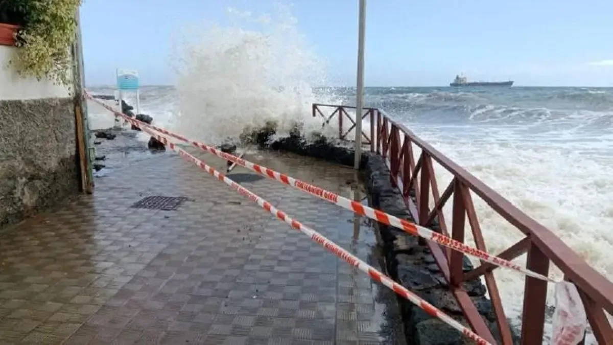 El mal estado del paseo de Igueste refleja la vulnerabilidad climática del litoral tinerfeño.