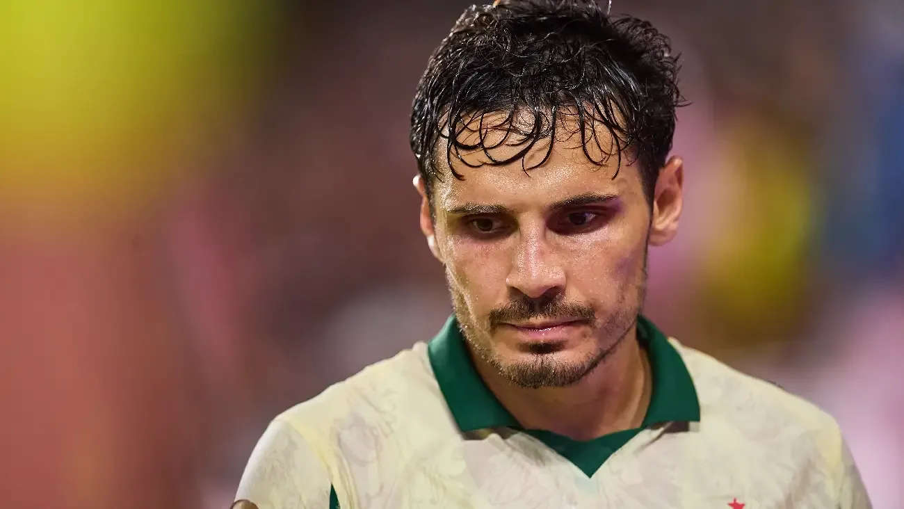 El mediocampista Raphael Veiga durante un partido con Palmeiras.