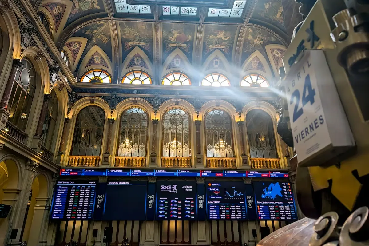El mercado responde favorablemente a la posibilidad de reabrir Ormuz en medio de tensiones persistentes.