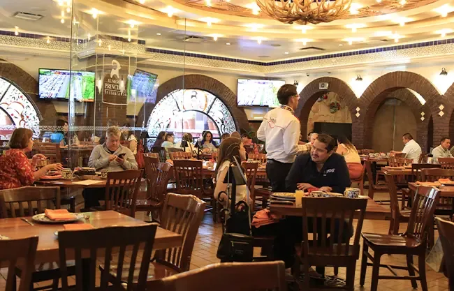 Este icónico restaurante celebra su historia y el legado del cabrito como su platillo emblemático.