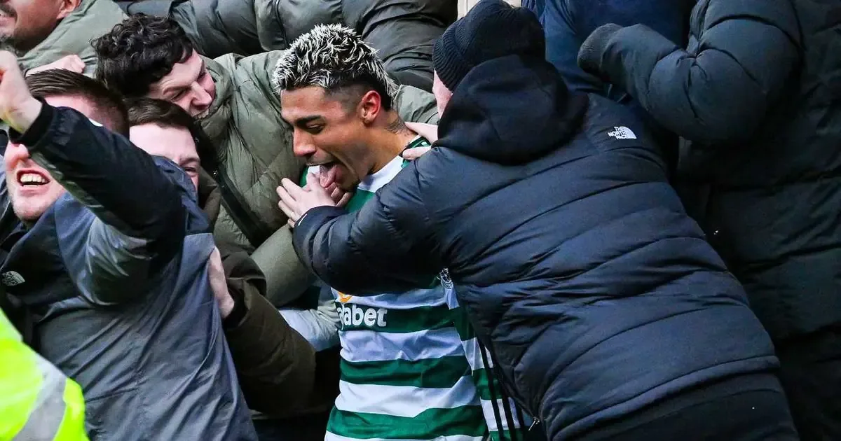 El mexicano marcó su primer gol con el Celtic en un emocionante partido de la Premiership escocesa.