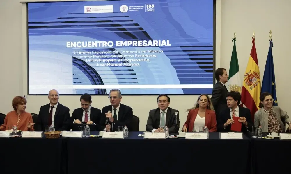 El ministro de Asuntos Exteriores español se reúne con autoridades mexicanas para simbolizar la normalización de relaciones diplomáticas.