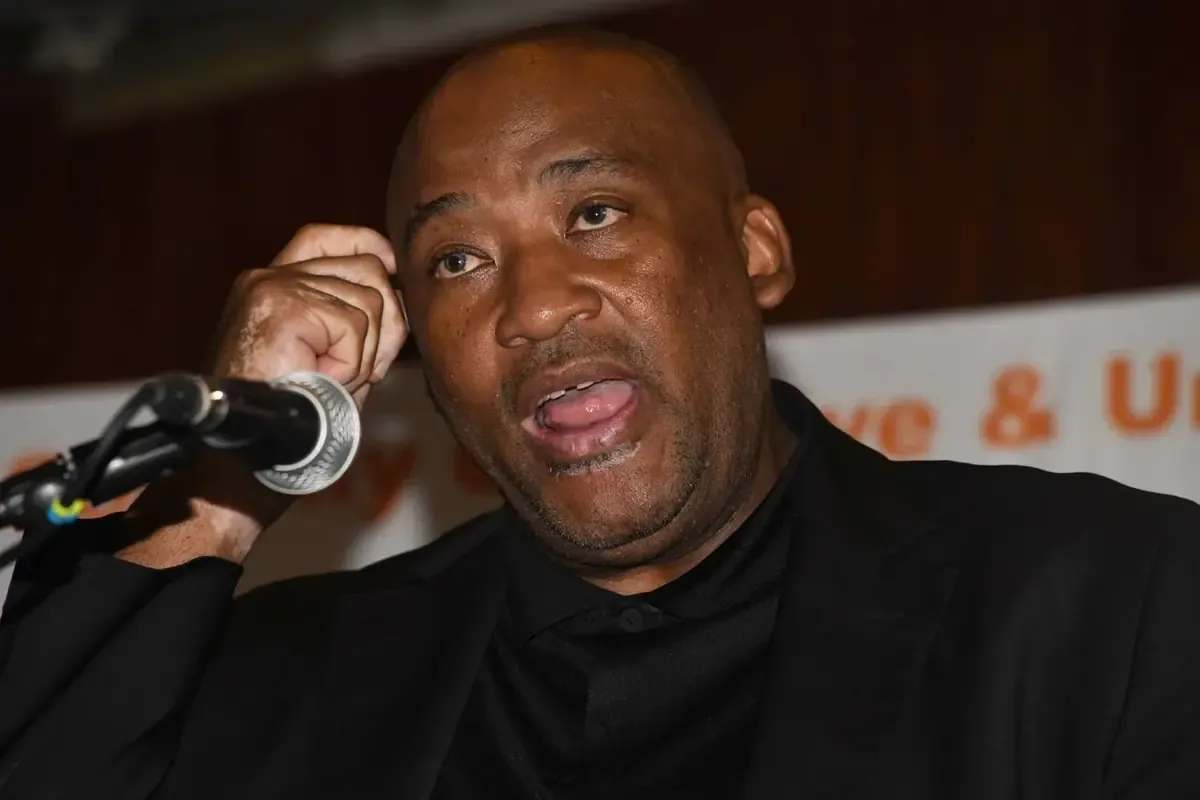 El Ministro Gayton McKenzie busca llevar a 20 aficionados al Mundial en México y EE. UU.