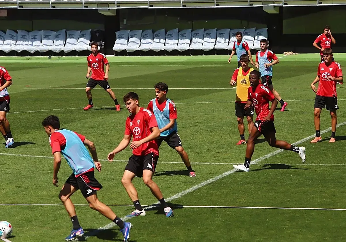Esta noche, el equipo rojillo busca asegurar su lugar en Segunda División.