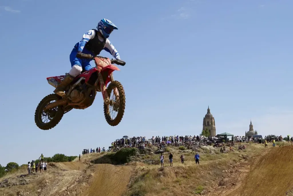 El Trofeo Motocross Ciudad de Segovia se consolida como un atractivo en las festividades locales.