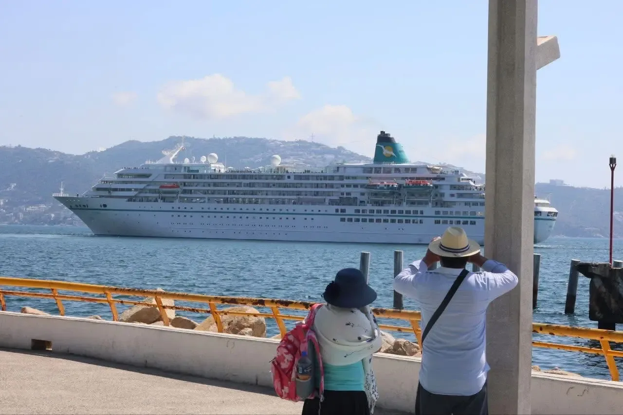 El MS AMADEA llega al puerto de Acapulco, destacando el turismo en Guerrero.