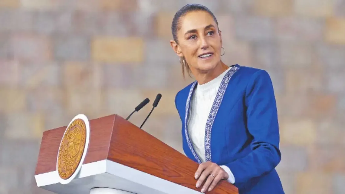 El multimillonario critica a Claudia Sheinbaum mientras enfrenta problemas financieros.