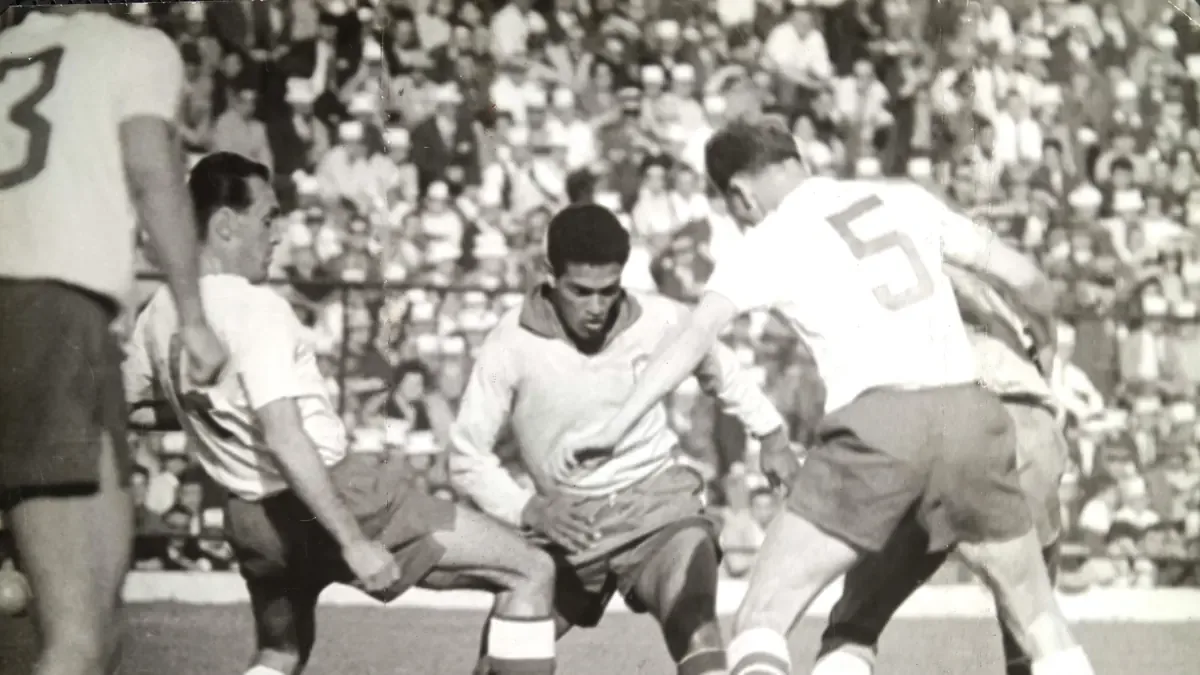 El Mundial de Chile 1962 destacó por su simplicidad y el fervor popular en un contexto histórico complejo.