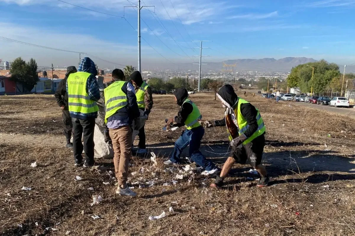 El Municipio de Aguascalientes realiza limpieza intensiva en Pensadores Mexicanos.