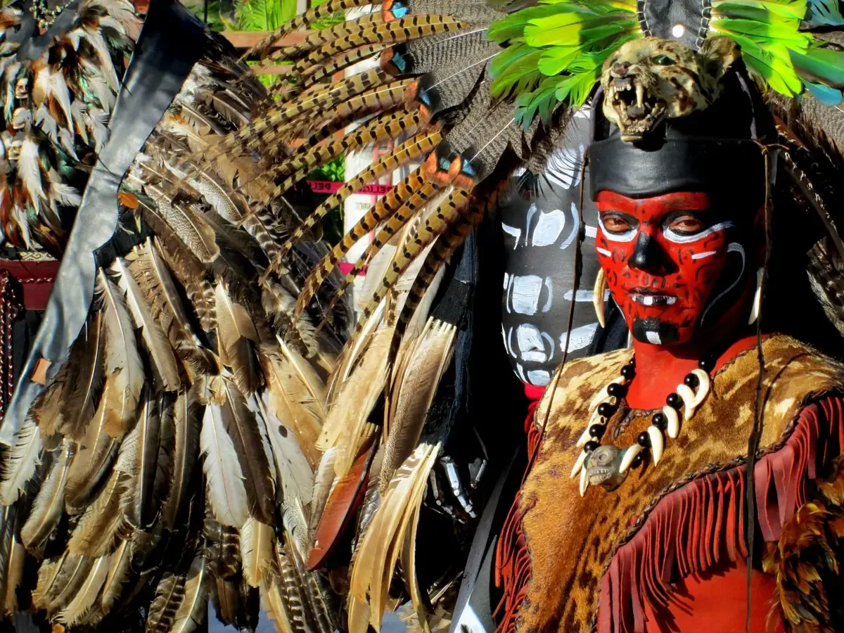 El Museo Maya de Cancún promueve la preservación del patrimonio a través de conferencias y actividades culturales nocturnas.