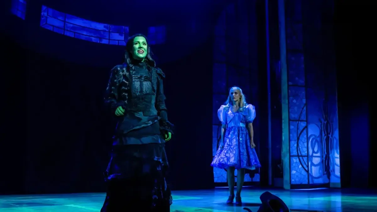 El musical ofrece una nueva perspectiva sobre la historia de Oz y sus icónicas brujas.