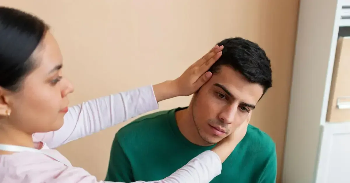 El neurólogo Arnold Thompson destaca la importancia del diagnóstico y tratamiento oportuno en pacientes con epilepsia.