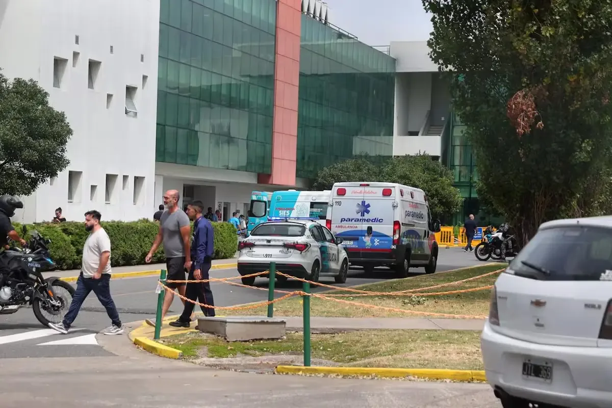 El niño, que sufrió graves lesiones en un accidente, fue movido a un centro especializado tras mostrar estabilidad clínica.
