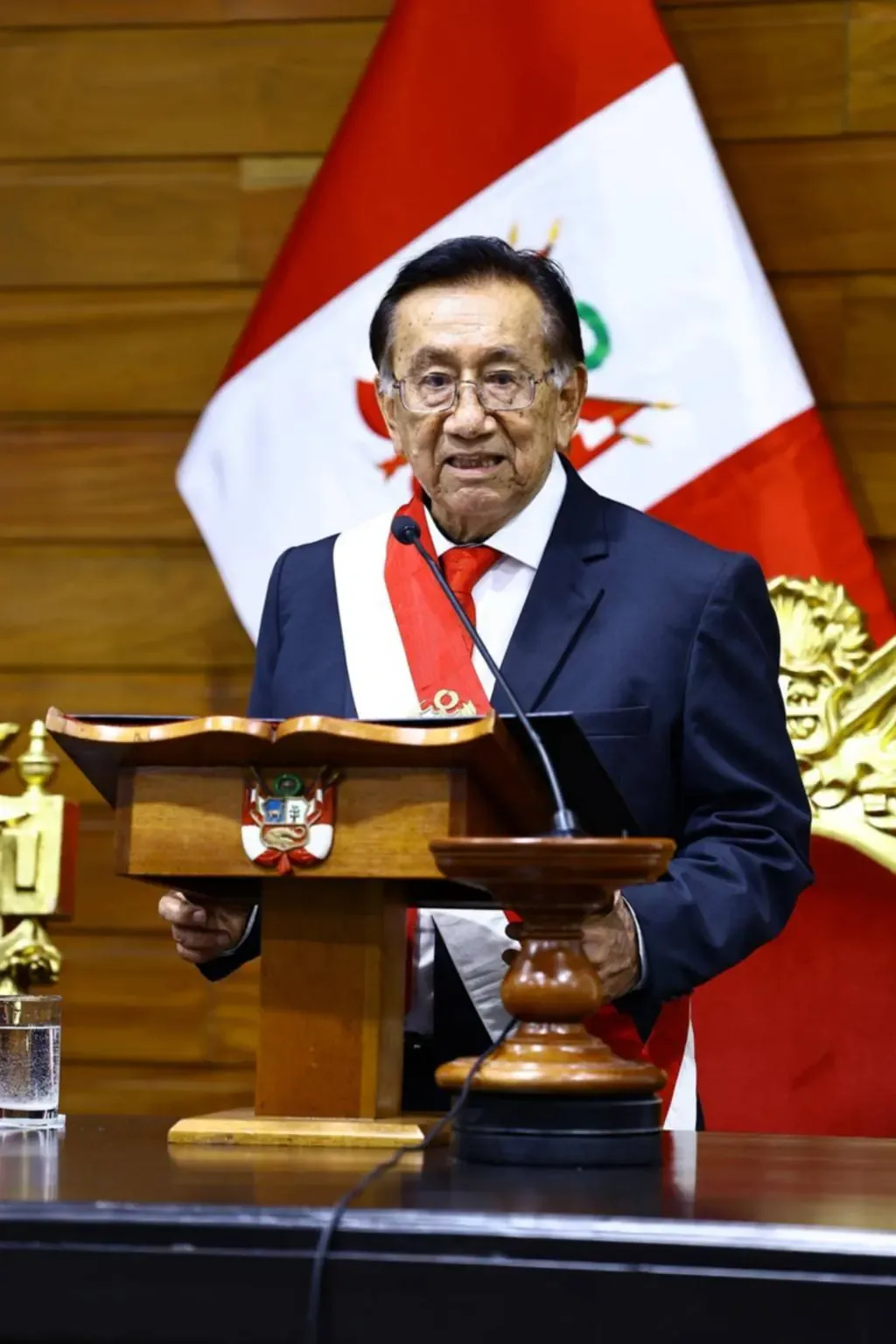 El nuevo mandatario busca estabilidad en medio de una crisis política prolongada.
