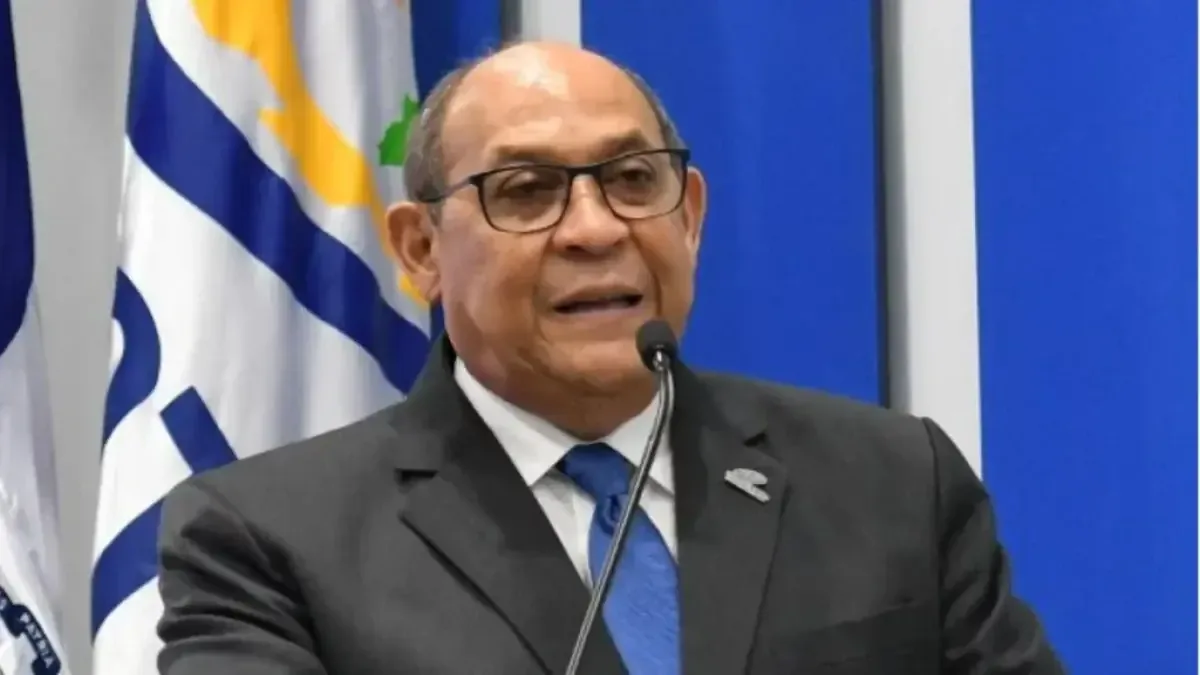 El nuevo ministro busca adaptar las becas a la economía dominicana y asegurar el retorno de los beneficiarios.