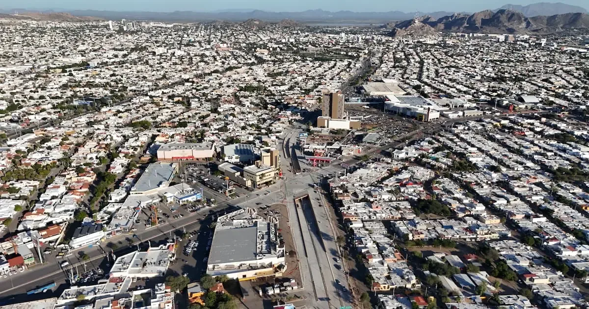 El nuevo puente desnivel en Hermosillo facilita el cruce seguro de peatones.