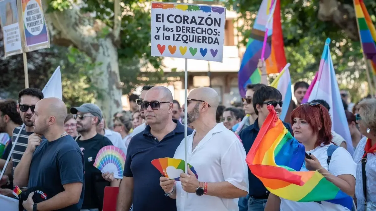 La movilización defiende derechos y critica alianzas políticas conservadoras.