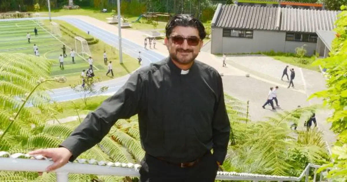 El padre Martínez Callejas planea enfocarse en el bienestar emocional y educativo en el colegio San Luis Gonzaga.