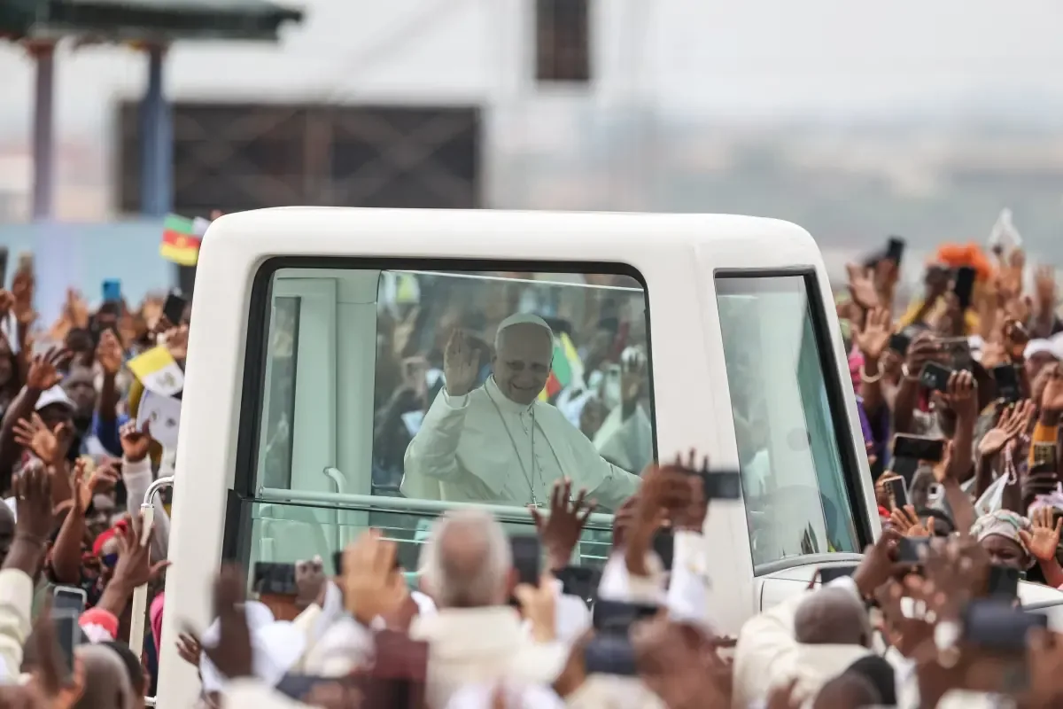 El Papa denuncia problemas sociales en su gira africana, haciendo eco de críticas a las políticas de Trump.