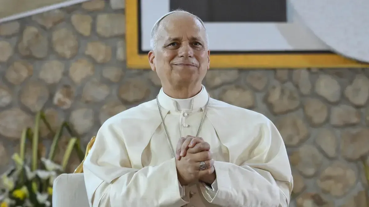 El Papa enfatiza la importancia de educar a los jóvenes en un mundo lleno de estímulos.