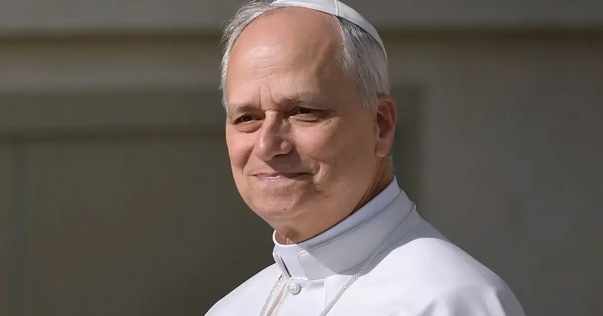 El Papa enfatiza la paz en su homilía, generando debate sobre la fe y la violencia.
