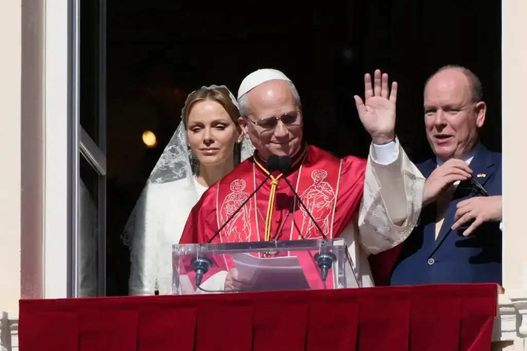 El papa insta a los monagueses a rechazar la idolatría del poder durante su histórica visita.
