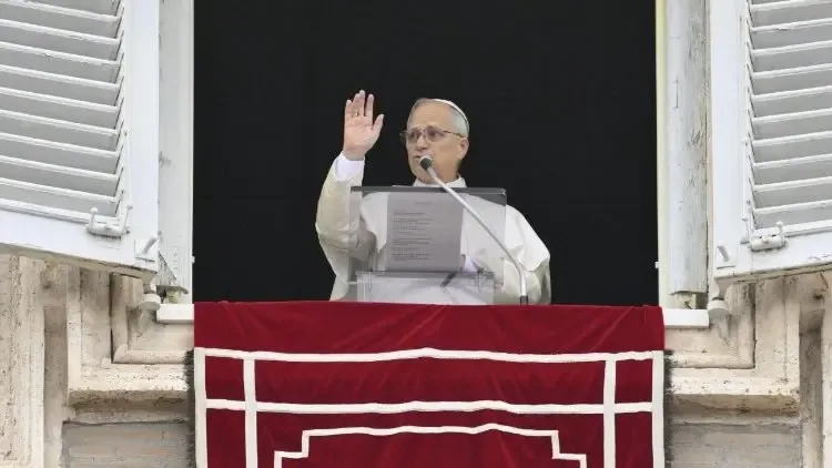 El Papa León XIV durante el rezo del Ángelus en la Plaza de San Pedro.