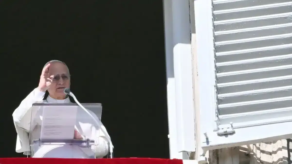 "El papa León XIV durante su mensaje en la Plaza de San Pedro."