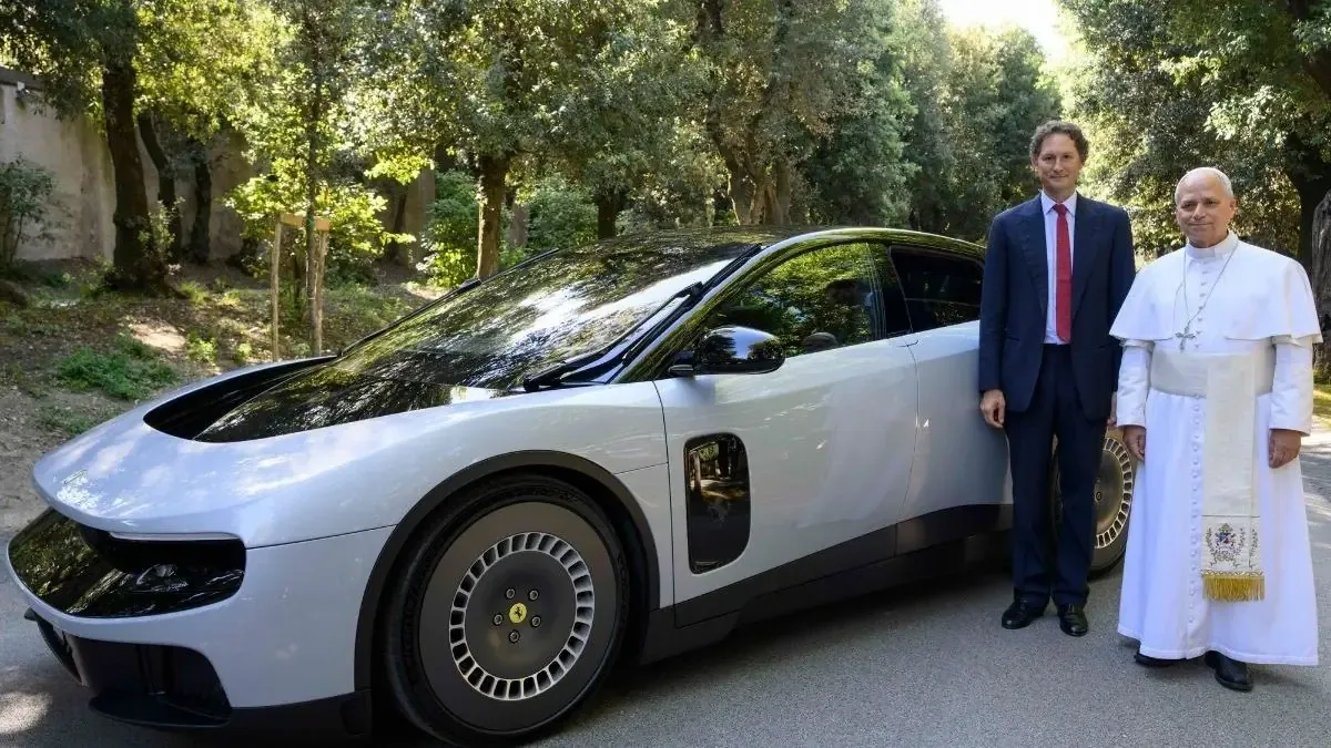 El primer Ferrari eléctrico es presentado al Sumo Pontífice en un encuentro simbólico.