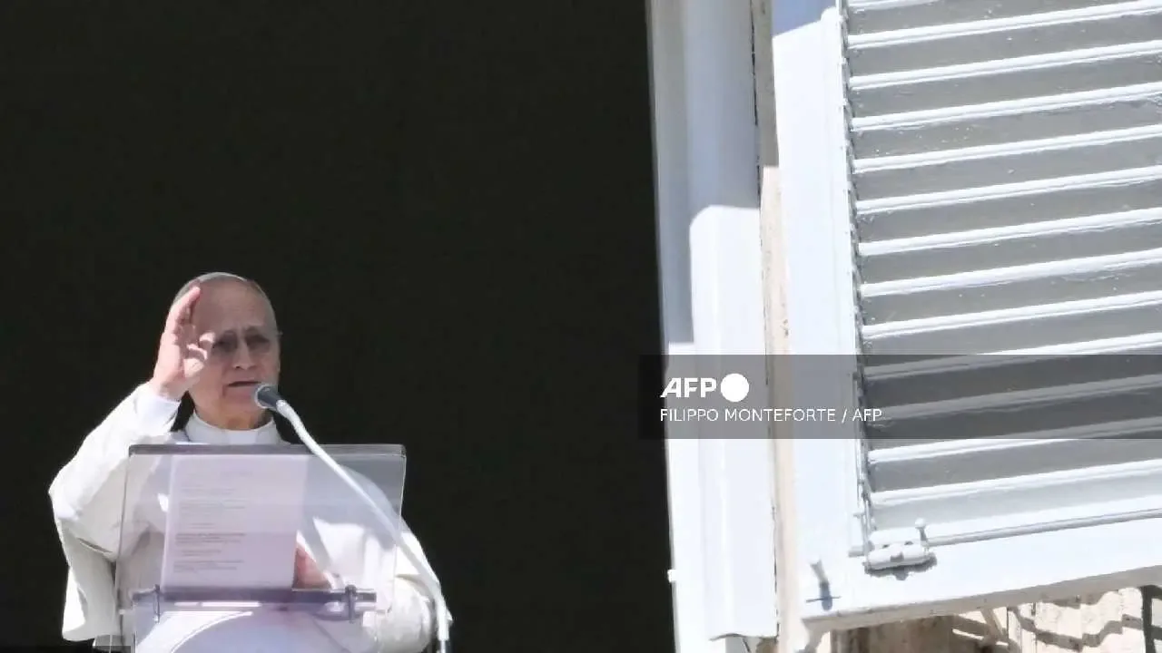 "El Papa León XIV se dirige a la multitud desde el Vaticano durante la oración del Ángelus."