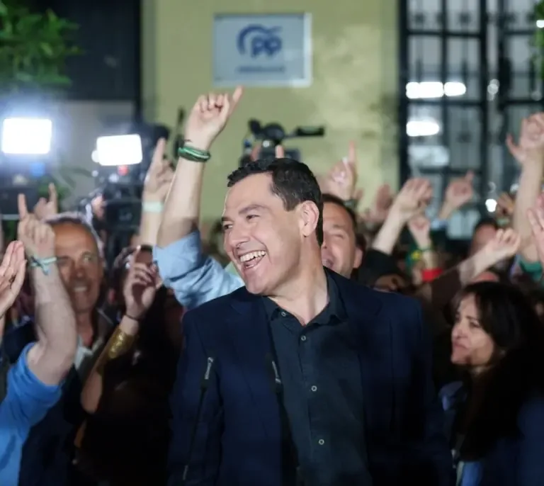 Juan Manuel Moreno Bonilla lidera con una mayoría que podría redefinir la política en Andalucía.