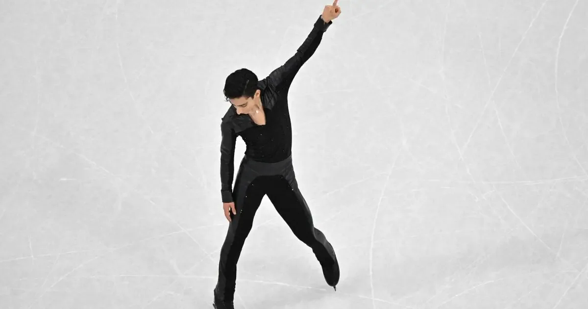 El patinador rinde homenaje familiar en su emocionante presentación.