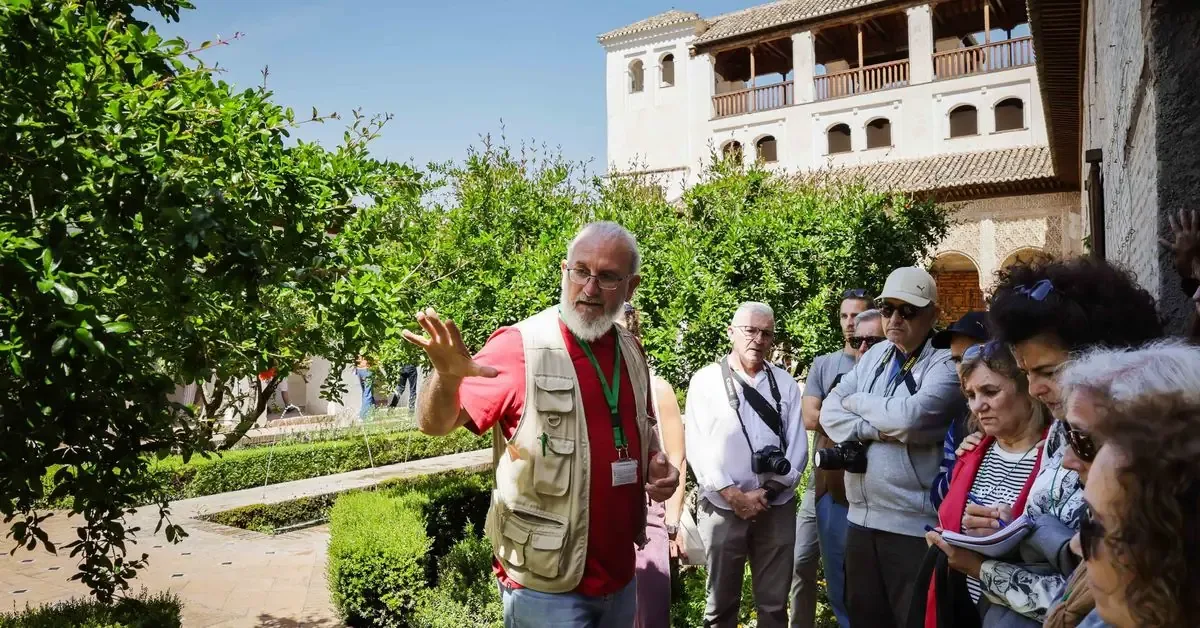El Patronato de la Alhambra organiza una visita guiada gratuita a sus jardines históricos, destacando su importancia cultural.