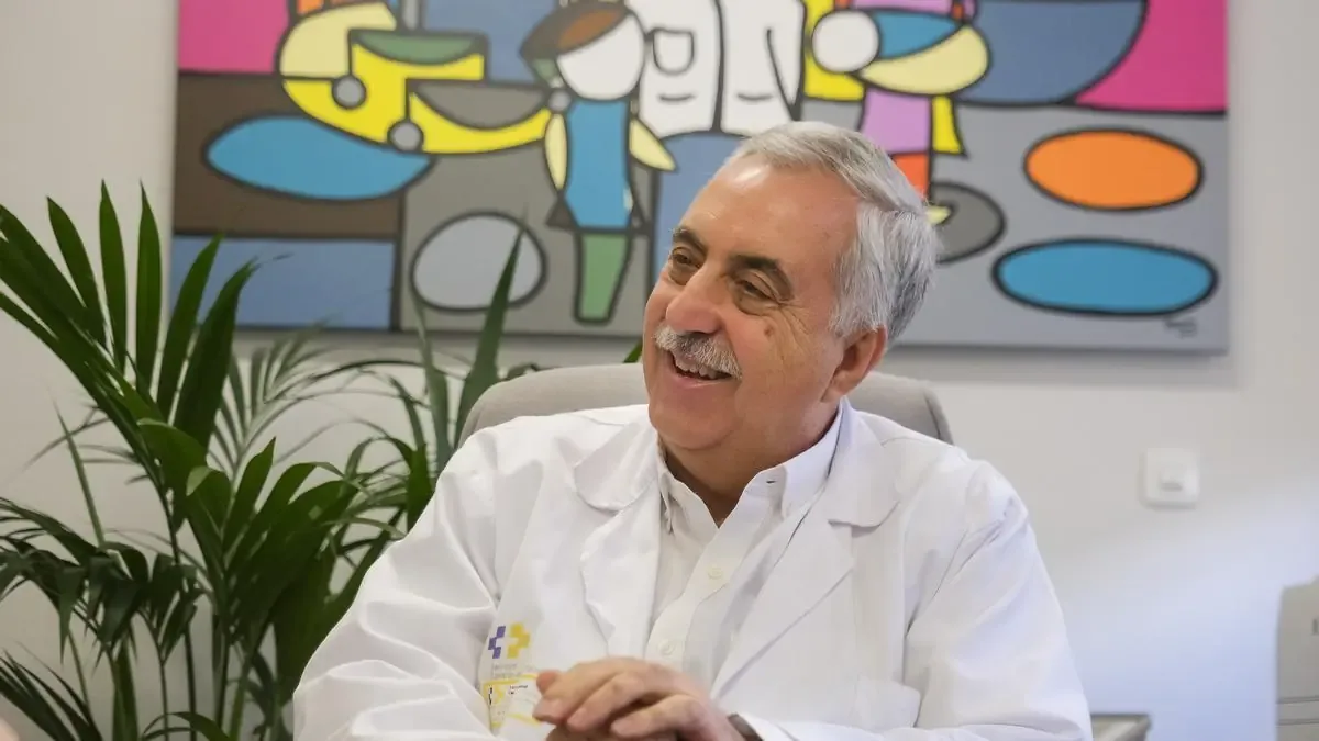 El pediatra destaca el compromiso de su equipo en la atención médica infantil de excelencia.