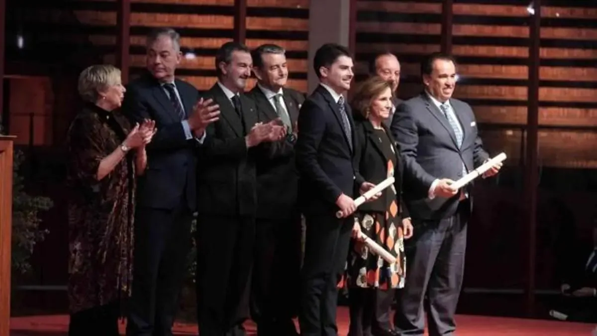 El periodista recibió un diploma en la Real Maestranza por su labor en los premios taurinos.