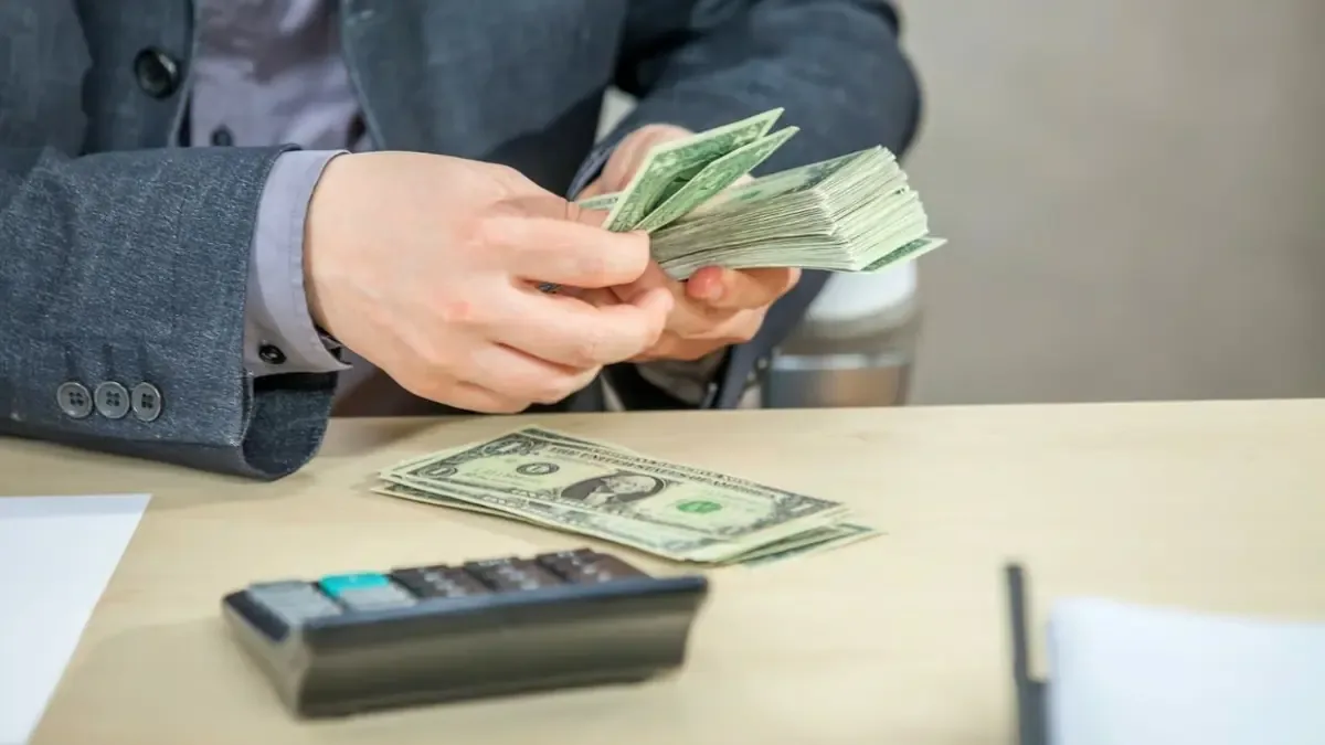 La divisa nacional presenta avances, aunque aún acumula pérdidas semanales y mensuales.