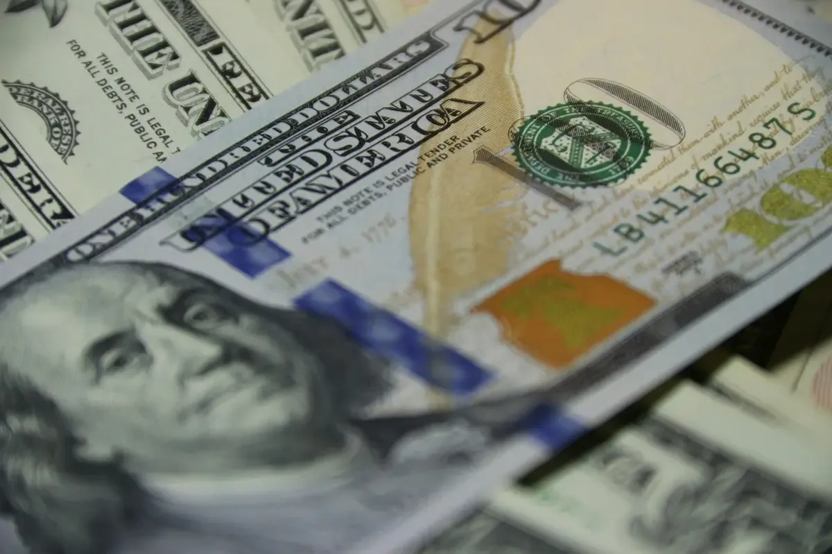 La apreciación del peso mexicano frente al dólar beneficia a diversos sectores económicos.