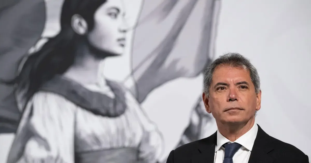 El peso mexicano se fortalece en medio de tensiones internacionales y políticas monetarias de Banxico.