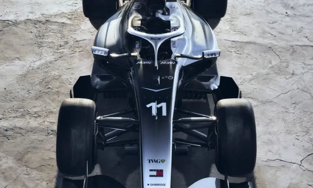 El piloto mexicano muestra su diseño en el Super Bowl LX y se prepara para su regreso.