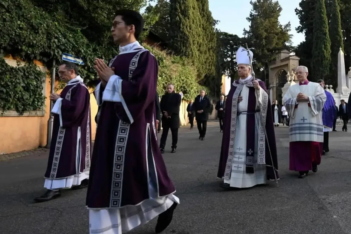El pontífice inicia la Cuaresma con una ceremonia tradicional en Santa Sabina.